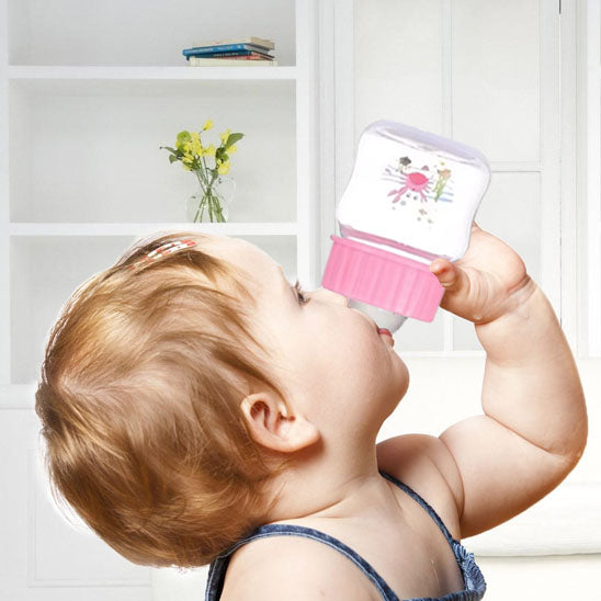 Biberon chouchou bébé se nourrit 