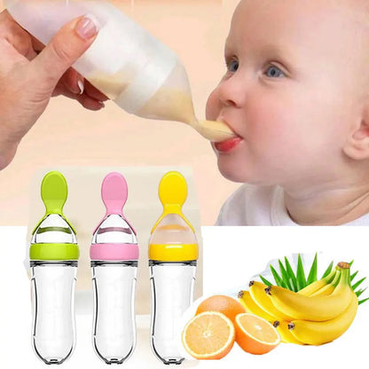 maman donne à boire son bebe avec biberon cuillere