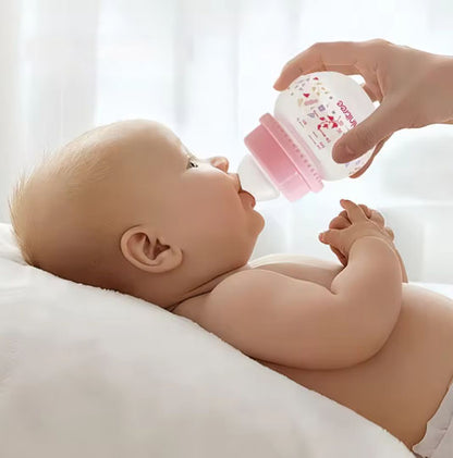 Biberon mimi nourrit son bebe