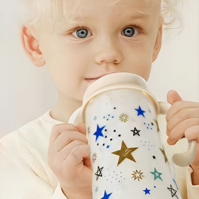 biberon nova enfant prend son lait