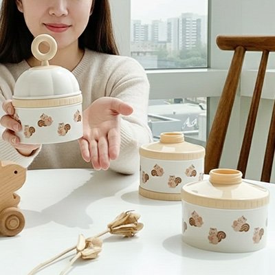 Boite doseuse lait pratique maman dans sa cuisine