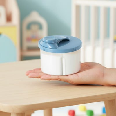 Boite doseuse lait precision maman tient dans sa main