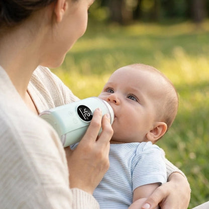 Chauffe biberon nomade maman donne le biberon a son fils