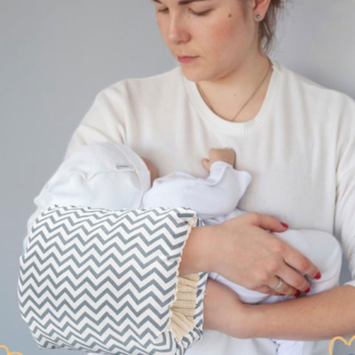 coussin-allaitement-au-bras-maman