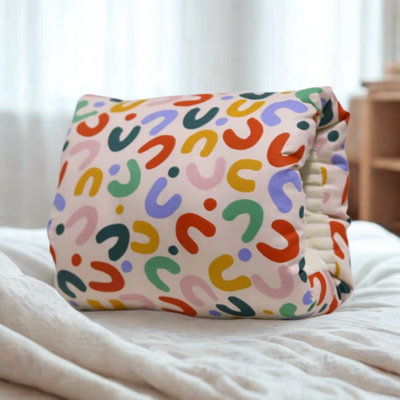 coussin allaitement bariole sur lit maman