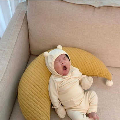 coussin allaitement dans berceau avec bebe qui baille