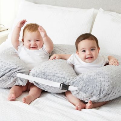 les jumeaux assis dans Coussin allaitement  caler