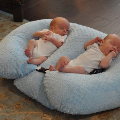 Coussin allaitement duo bébé dort