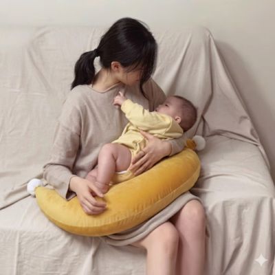 coussin allaitement maman avec bebe dans son bras