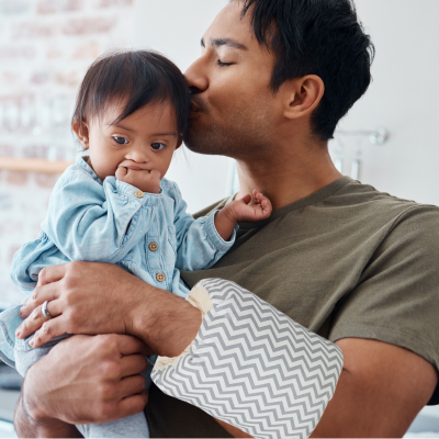 Papa qui porte son bébé avec coussin allaitement zebre