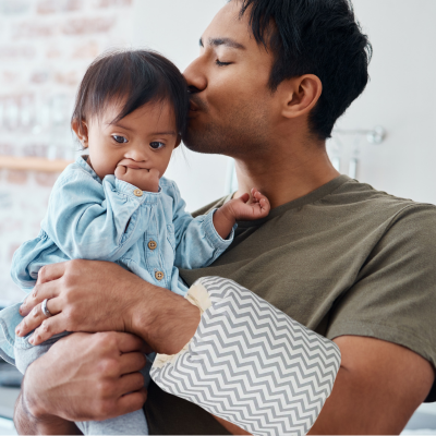 "Papa qui porte son bébé avec le coussin allaitement."