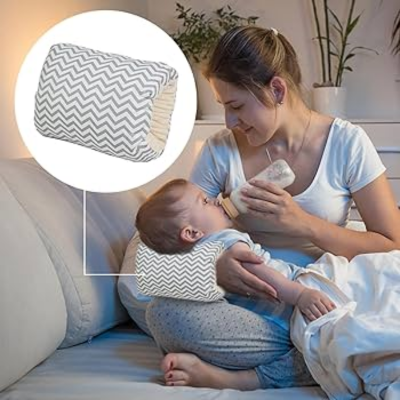 Coussin-allaitement zebre maman donne biberon 
