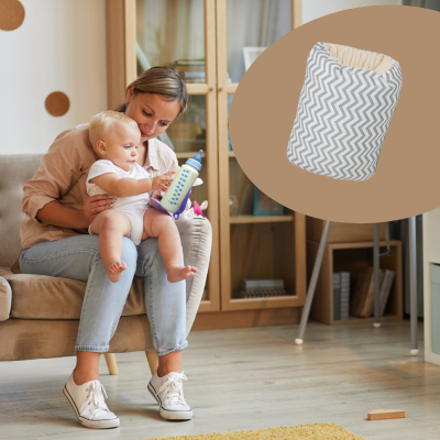 Maman assis donne le biberon à son bébé avec le coussin allaitement.