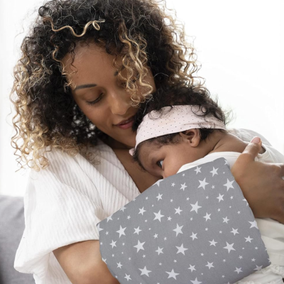 coussin d allaitement astre maman tient son enfant dans ses bras