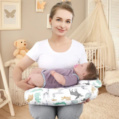 coussin d allaitement forêt bebe repose sur coussin