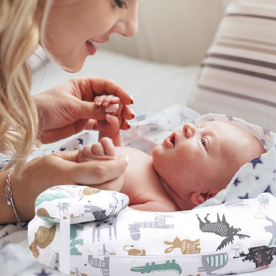 "Maman avec son bébé dans le coussin d'allaitement."