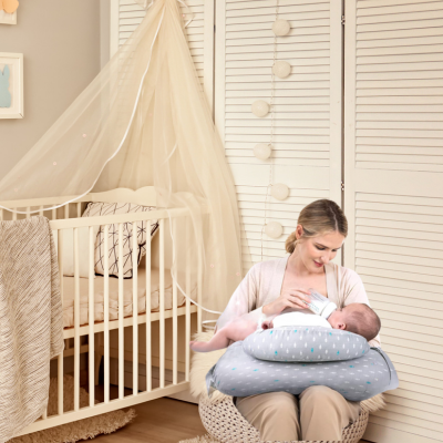 coussin d'allaitement maman donne biberon dans chambre d'enfant