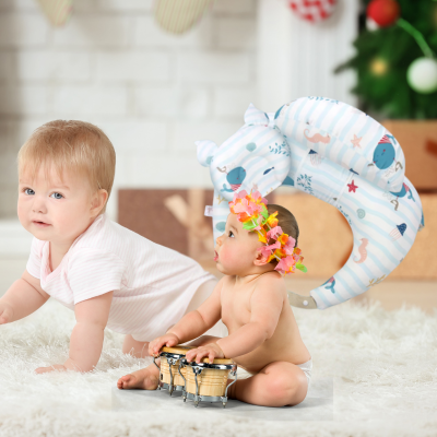 coussin d'allaitement des bébés assie qui s'amuse