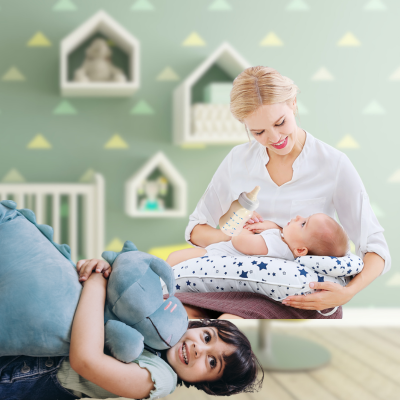 "Maman assis avec coussin d'allaitement sur ses genoux qui donne le biberon."