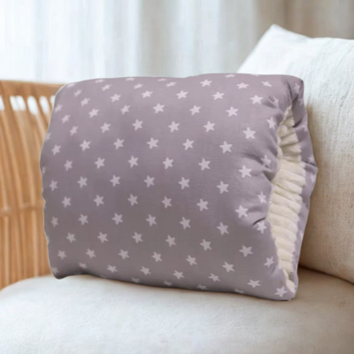 coussin d allaitement astre dans lit de maman