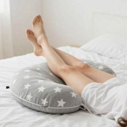 coussin d'allaitement sous jambes de maman
