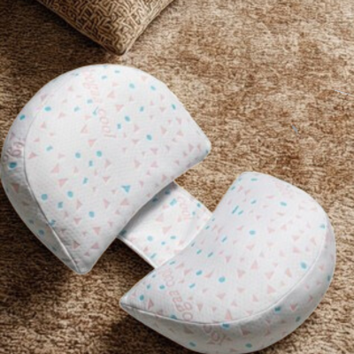 coussin grossesse gris poser sur tapis