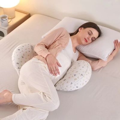 coussin grossesse maman allonger sur lit
