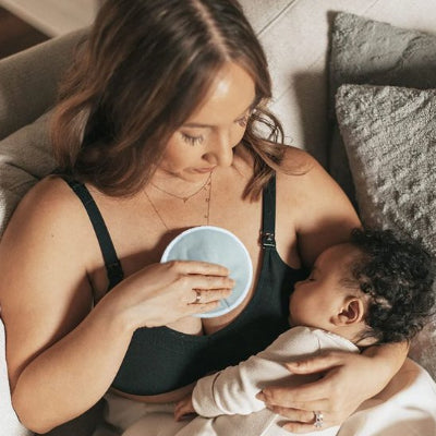 Coussinet d allaitement bebe dort dans bras maman