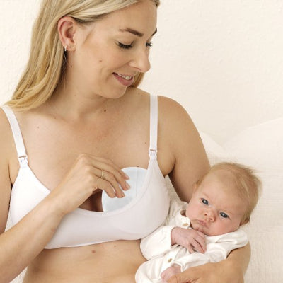 Coussinets d allaitement bebe dans bras maman