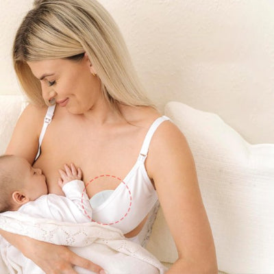 Coussinets d'allaitement maman nourri bebe au sein