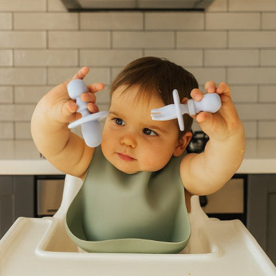 Couvert bébé qui leve haut ses couverts bleu