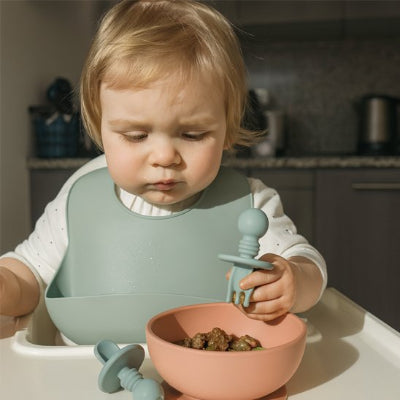 Couvert bébé qui mange ses cereales