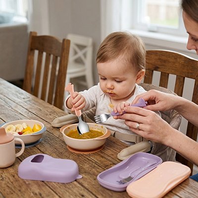 couvert pour bebe​ enfant assise dans sa chaise