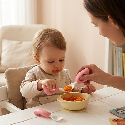 Couvert pour bebe​ enfant mange avec ses couvert rose
