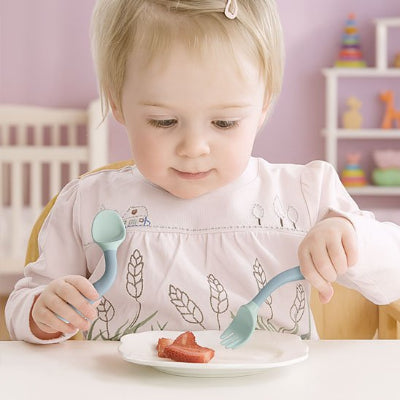 Couvert pour bebe​ enfant qui mange ses fruits