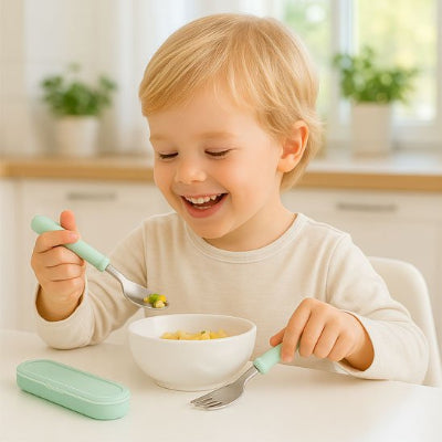 Couvert pour bebe garcon qui prend son repas