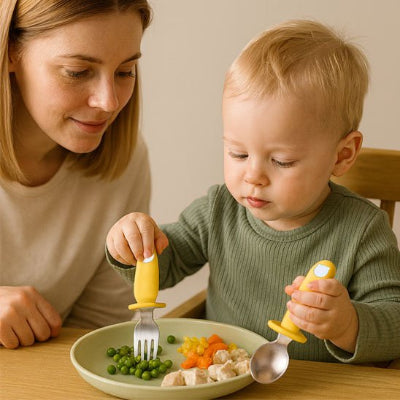 Couvert pour bebe maman aide son enfant a manger