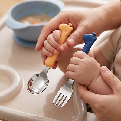 couvert pour bebe​ maman aise son fils a tenir cuillere