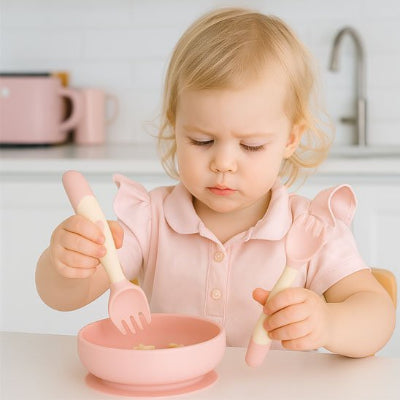 Couvert pour bebe​ petite fille qui mange