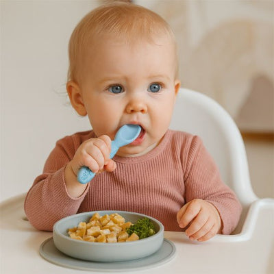 Couvert pour bebe qui mange dans son assiette