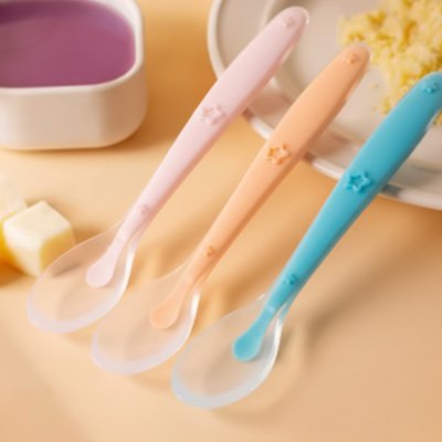 Cuillere bebe présentée sur bord assiette