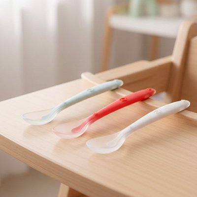 Cuillere bebe presenter sur chaise haute