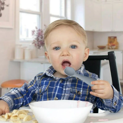 Cuillere bebe qui mange sa banane