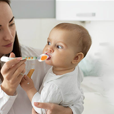 Cuillère pour bebe maman fait manger son petit garcon