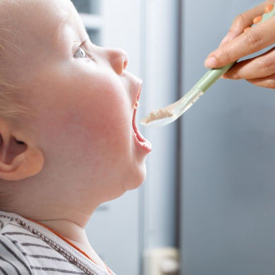 Cuillère pour bebe petit qui ouvre sa bouche