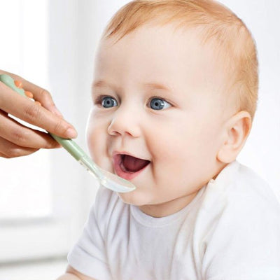 Cuillère pour bebe qui sourit