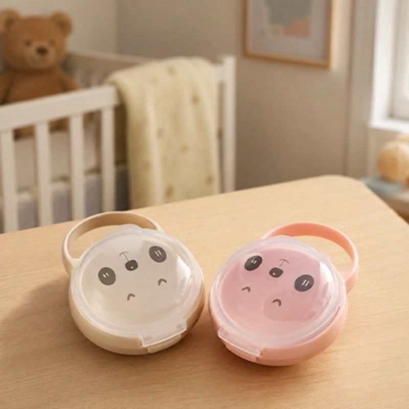 deux boite a tetine poser sur commode
