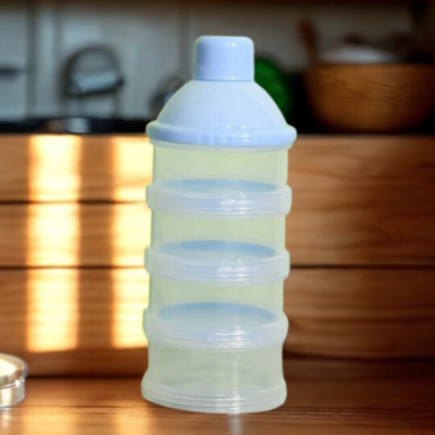 doseur de lait bleu dans cuisine