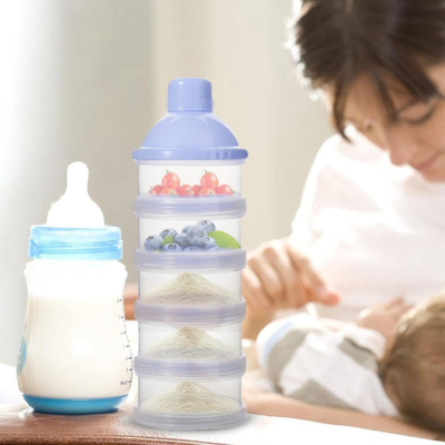 doseur de lait cachir bleu poser sur table