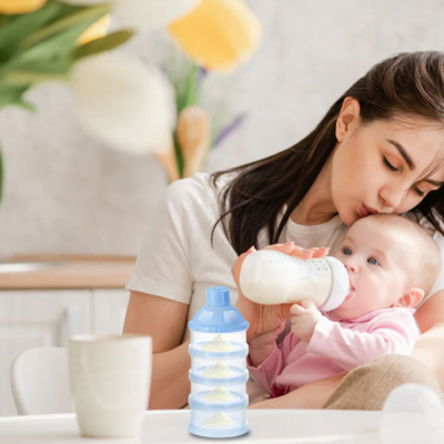 Doseur de lait cachir maman qui nourri  son enfant